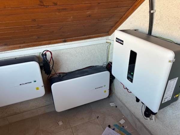 Solinteg inverter és 2 db falra szerelt akkumulátor