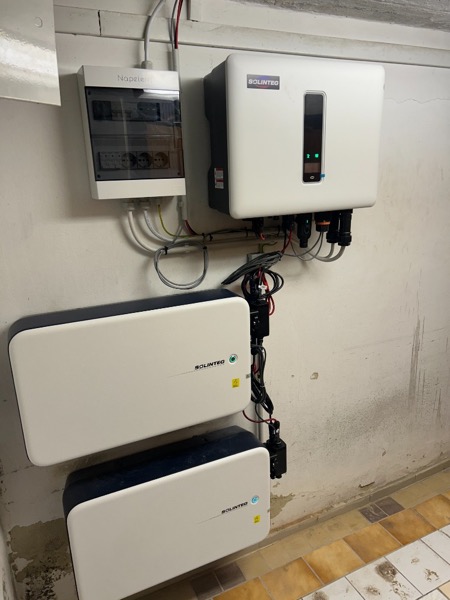 Solinteg inverter és 2 db falra szerelt akkumulátor