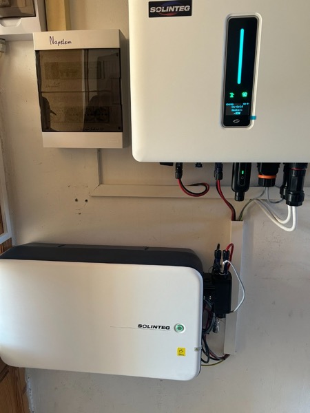 Solinteg inverter és falra szerelt akkumulátor