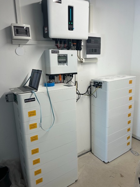 Solinteg inverter és 2 db akkumulátor torony