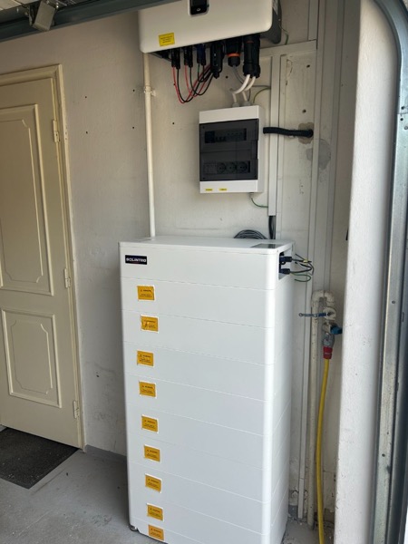Solinteg inverter és akkumulátor torony