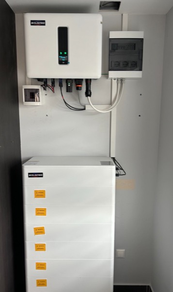Solinteg inverter és akkumulátor torony
